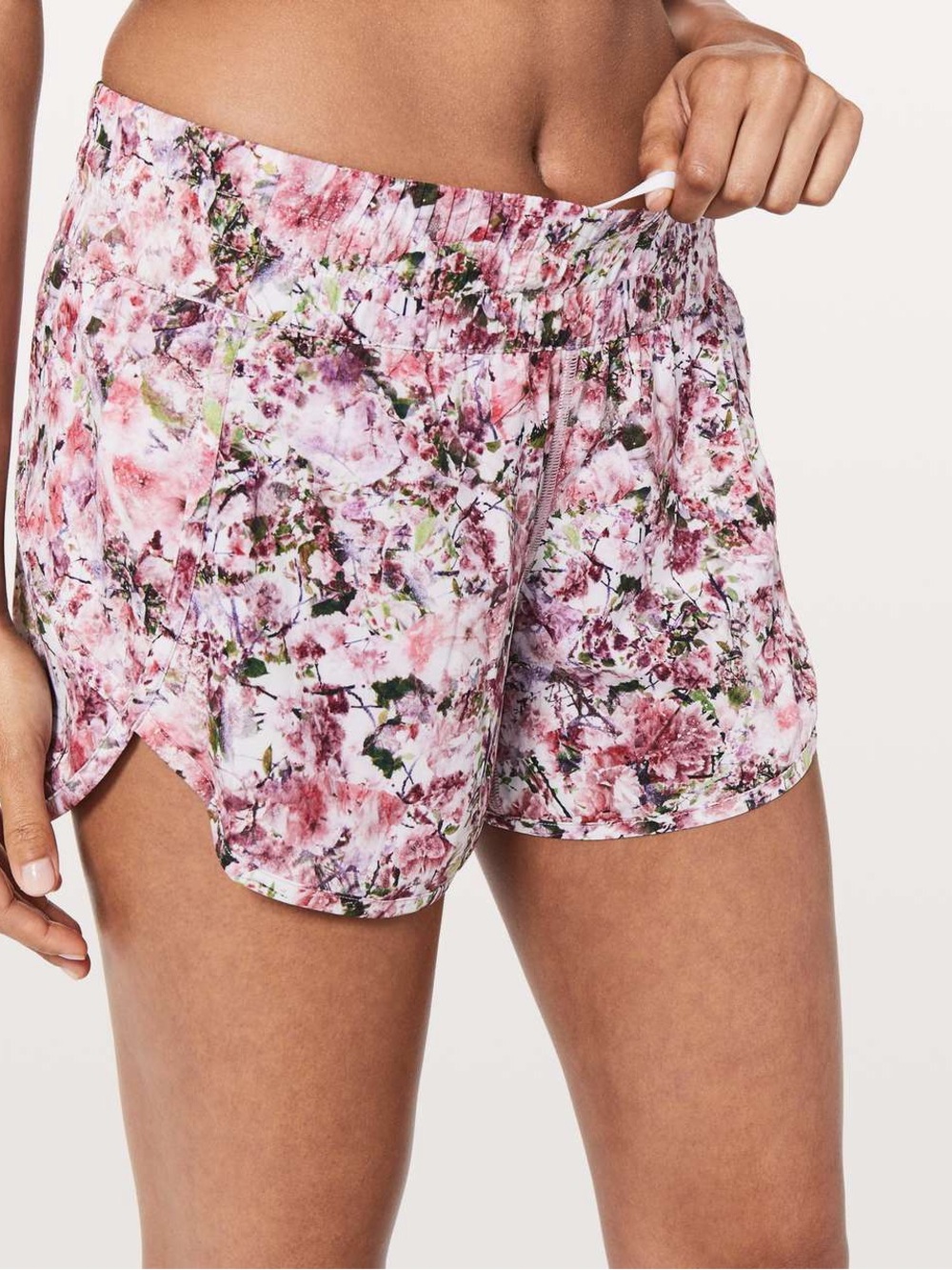 Lululemon Tracker Short V
Blossom Spritz Multi Pink Floral